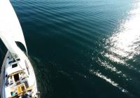 barcha a vela mare onde riflesso del sole barca a vela elan 45 impression vele di yacht a vela